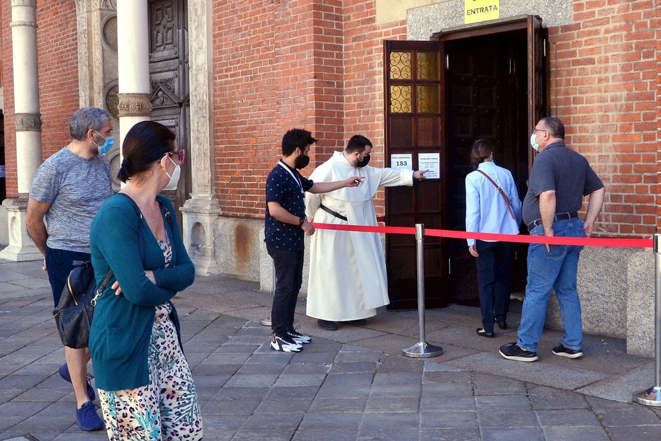 I volontari all'ingresso di una chiesa di Milano