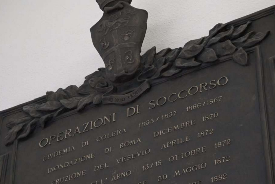 La lapide che ricorda tutte le operazioni di soccorso dei Carabinieri dal 1835 ad oggi