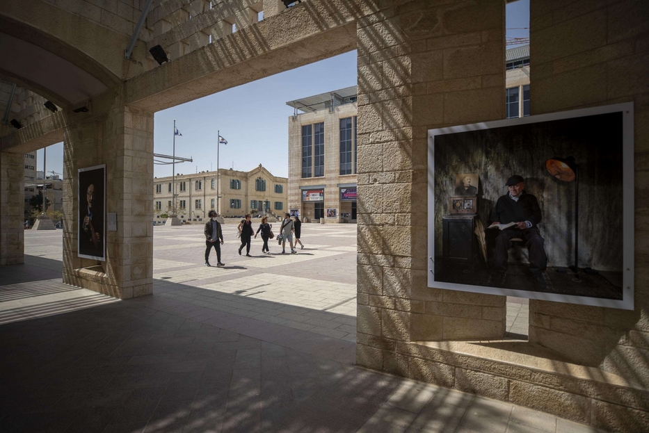 La mostra in Safra Square, a Gerusalemme, dedicata ai sopravvissuti dell'Olocausto