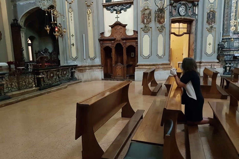 La preghiera personale in una chiesa di Milano