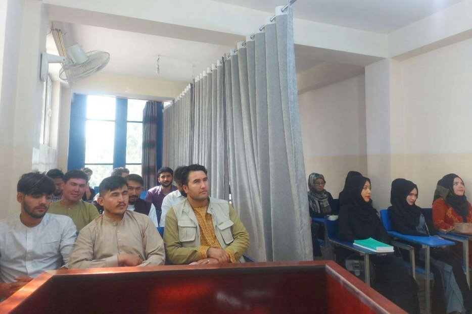 In queste foto diffuse dai social e provenienti dall'università Avicenna di Kabul le nuove regole per le studentesse