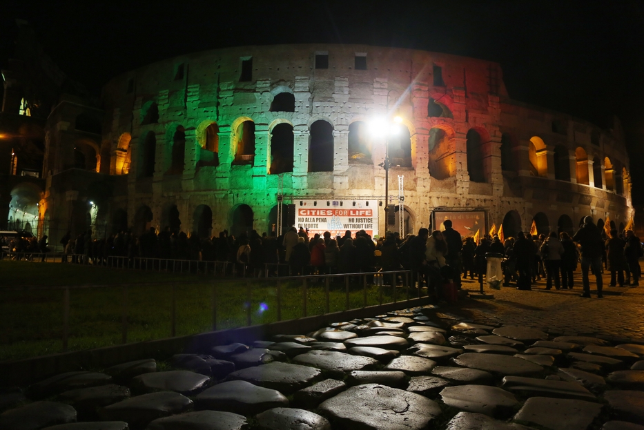 La manifestazione al Collosseo di 'Città per la vita' del 2016