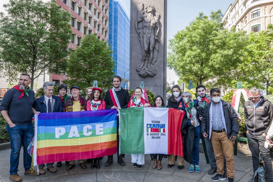 Una parte del corteo Anpi prima della partenza a Milano