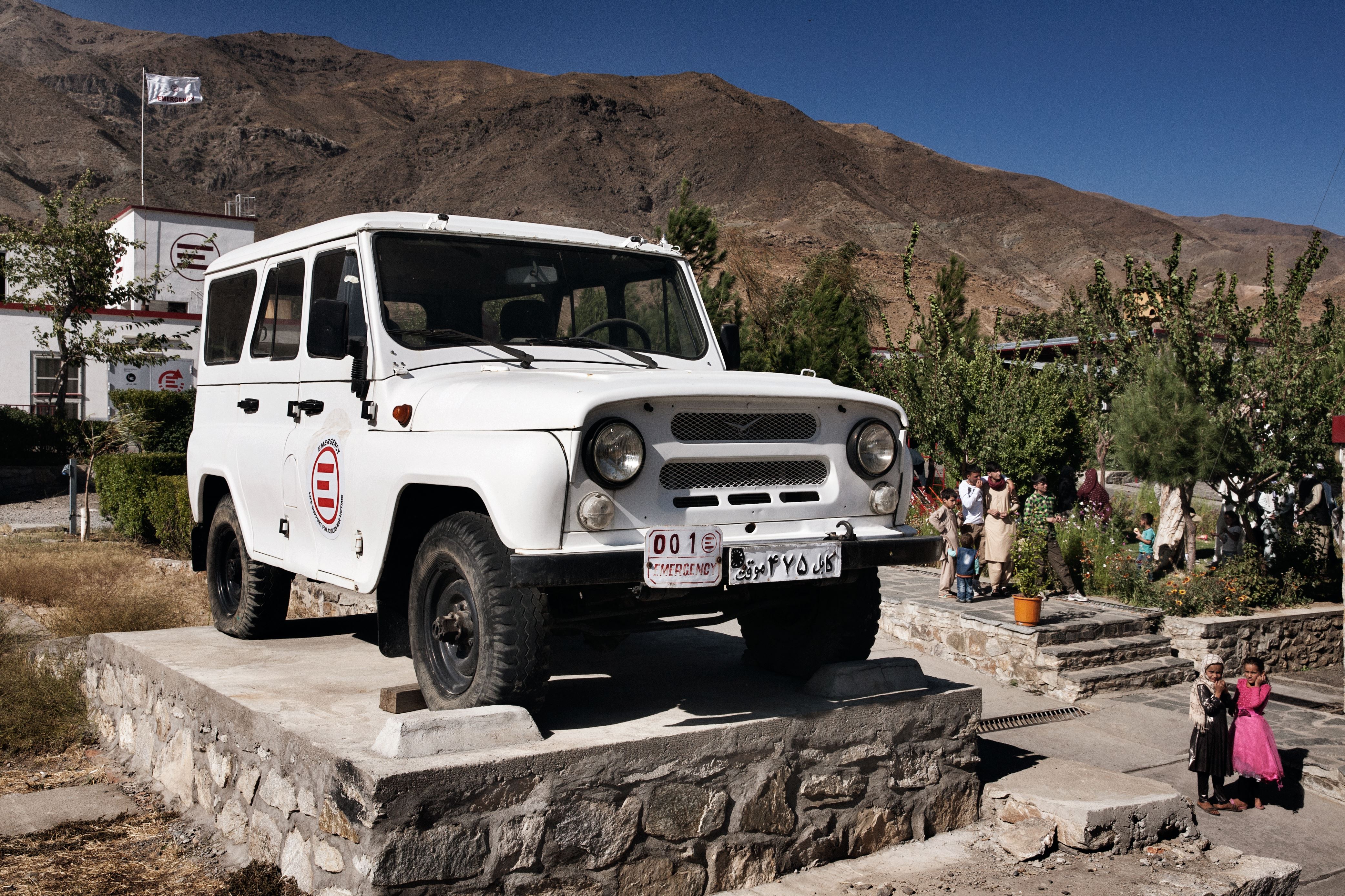 La macchina con cui Gino Strada è arrivato in Panjshir nel 1999 - un vecchio fuoristrada Uaz sovietico - per fondare il primo Centro chirurgico per vittime di guerra di Emergency.