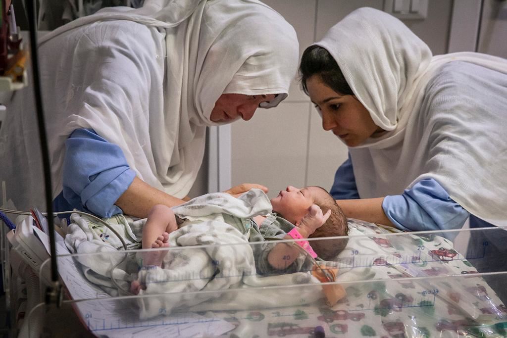 Neonatologia, sala osservazione. Quando è stato costruito il Centro di maternità di Anabah, molte famiglie non volevano permettere alle mogli e alle figlie di lavorarci, a causa della presenza dello staff internazionale e del presunto rischio di «corruzione morale» ad esso collegato. C'è voluto del tempo perché la gente dei villaggi cambiasse idea.