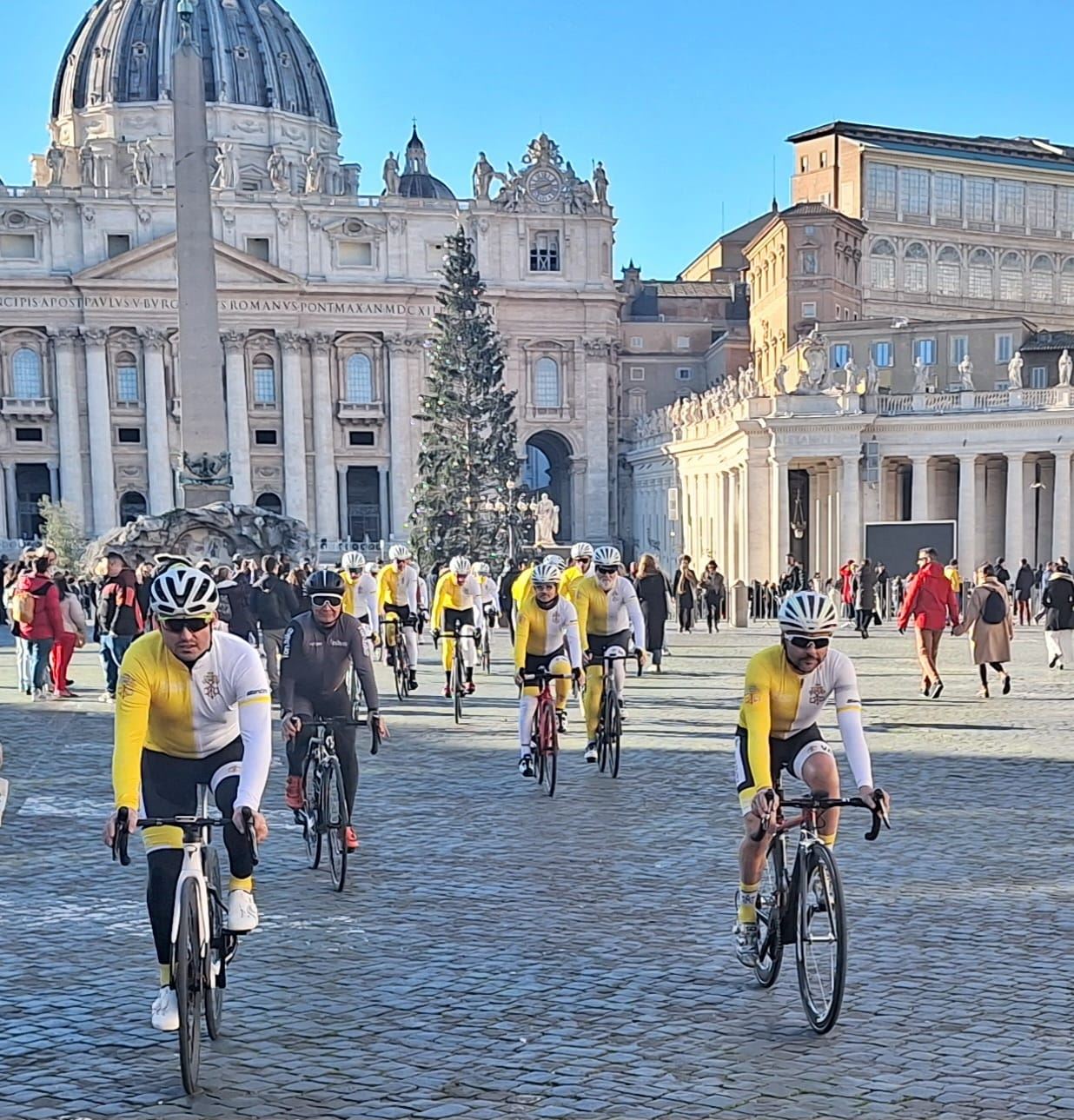 I ciclisti alla partenza a San Pietro