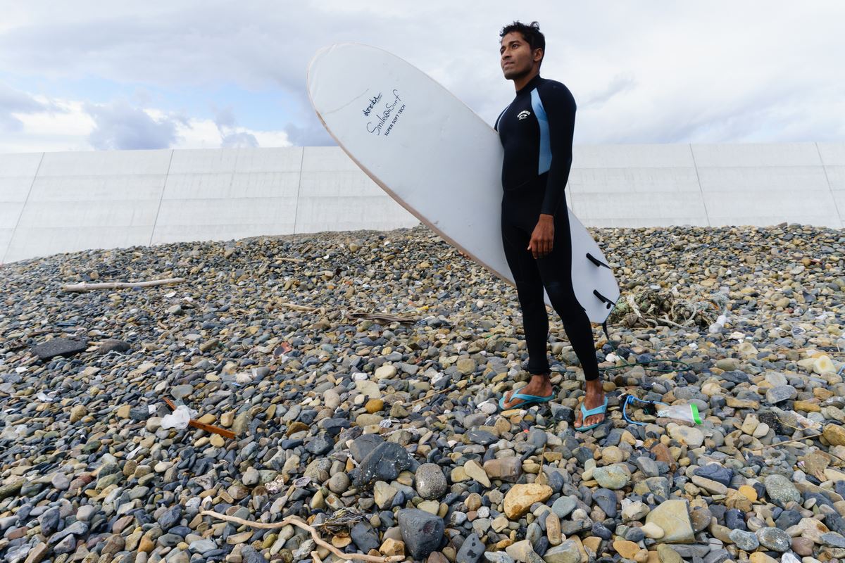 Iwaisaki - Kesennuma (Miyagi) – 2018.  Penisola di Iwaisaki: anche gli appassionati di surf sono costretti a convivere con la presenza di possenti muri anti-tsunami