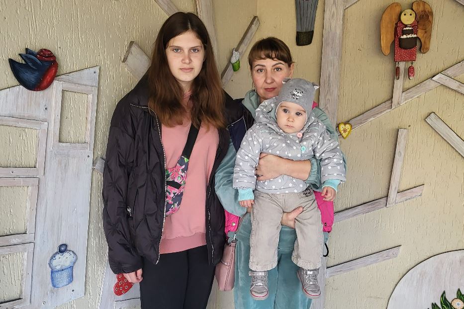 Liudmyla Hritsenko con le figlie Tetyana and Victoria, fuggite da Kryvyi Rih per le bombe