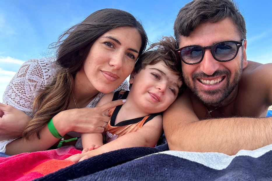La mamma Manuela e il papà Giovanni sulla spiaggia con Mario la scorsa estate