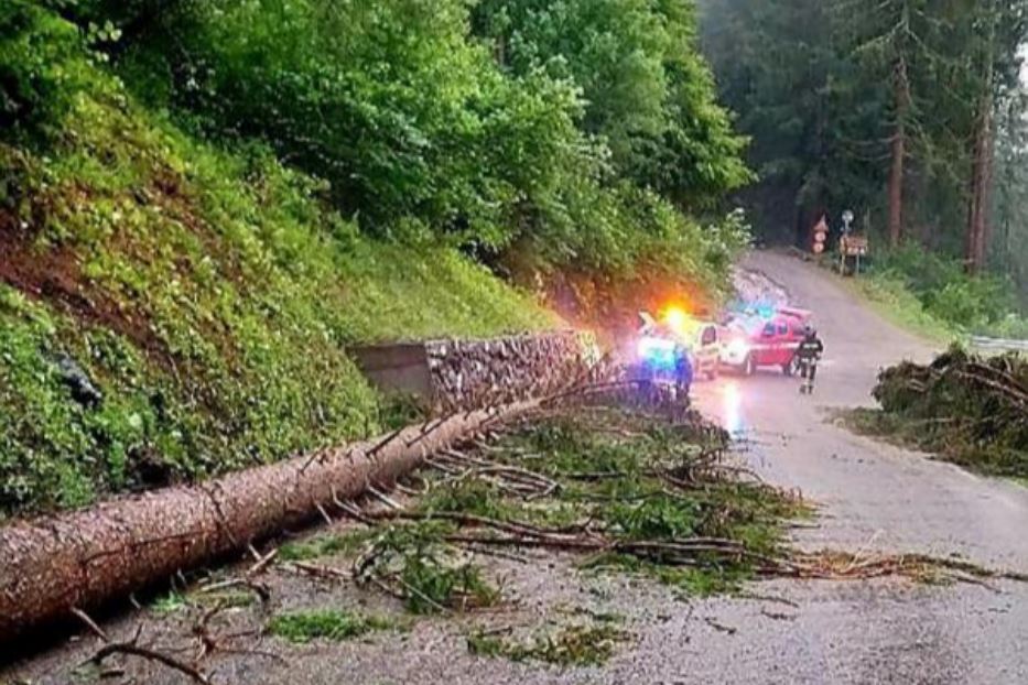 Più di 100 gli interventi dei vigili del fuoco per la tromba d’aria nel Bellunese