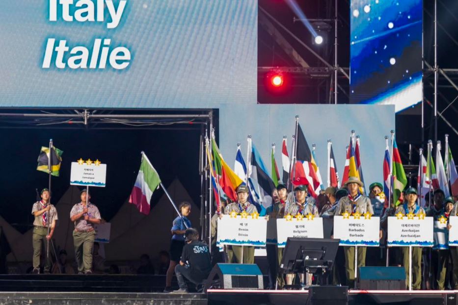 La bandiera italiana sul palco della cerimonia di apertura del Jamboree 2023 in Corea del Sud
