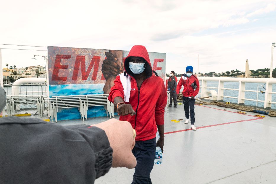 La nave per molti è il primo posto sicuro dopo un viaggio di mesi e anni