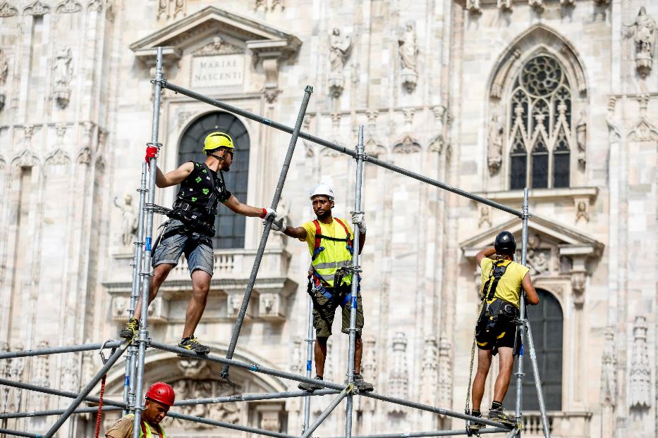 Milano: operai al lavoro in piazza Duomo in vista dei funerali di Silvio Berlusconi