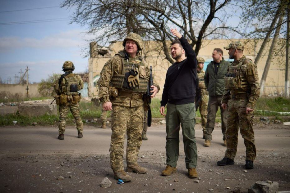 Il presidente ucraino Zelensky ha visitato le posizioni avanzate dei difensori ucraini ad Avdiivka