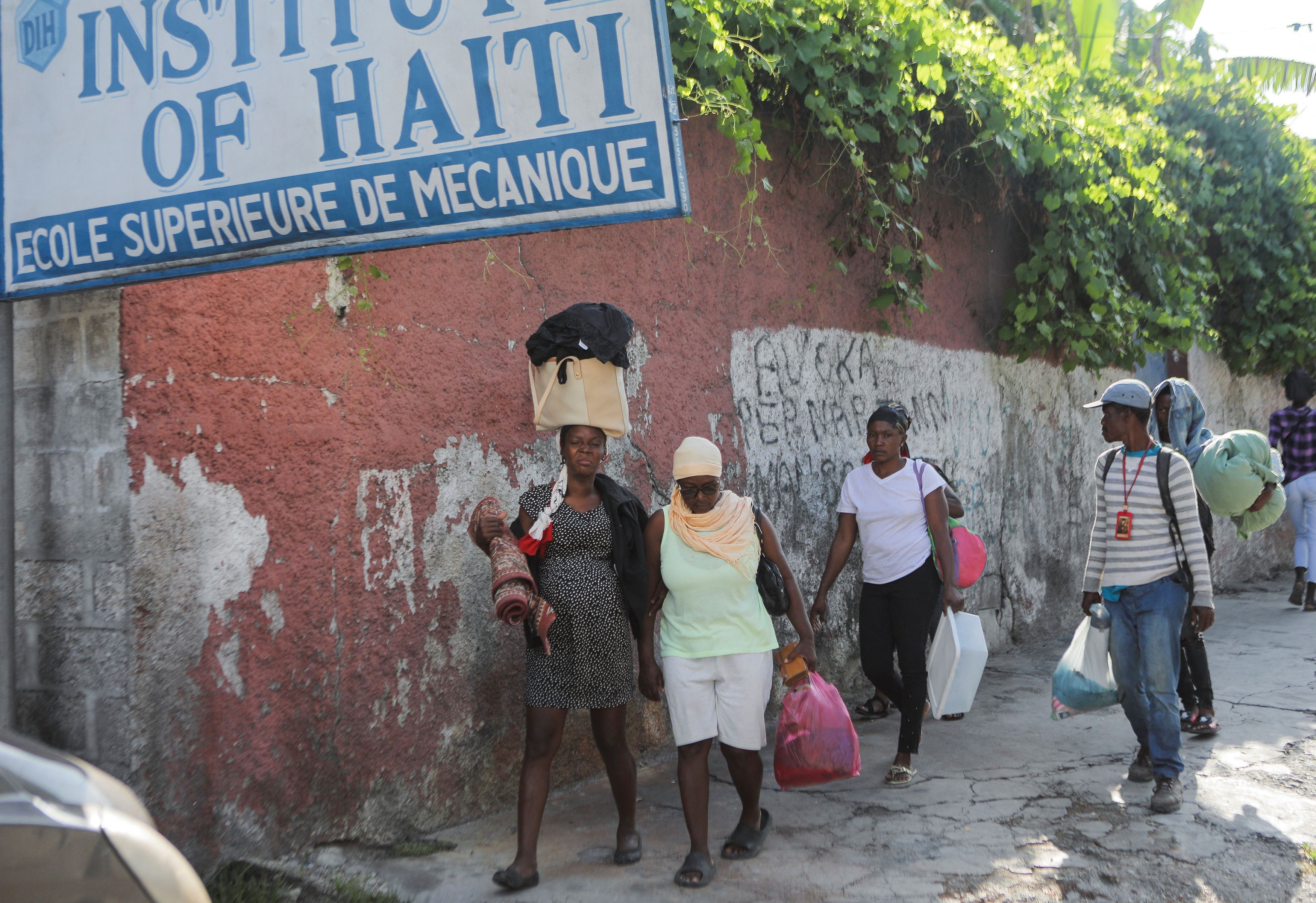 La gente cerca di fuggire da Cité Soleil sotto assedio