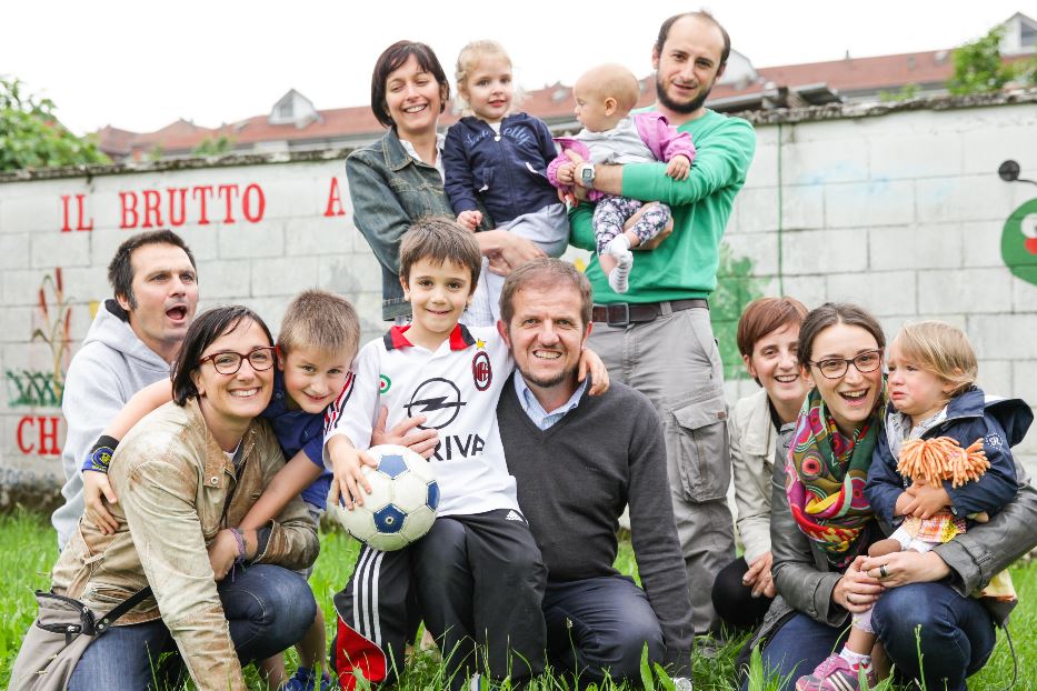 Padre Bettoni insieme ad alcune famiglie