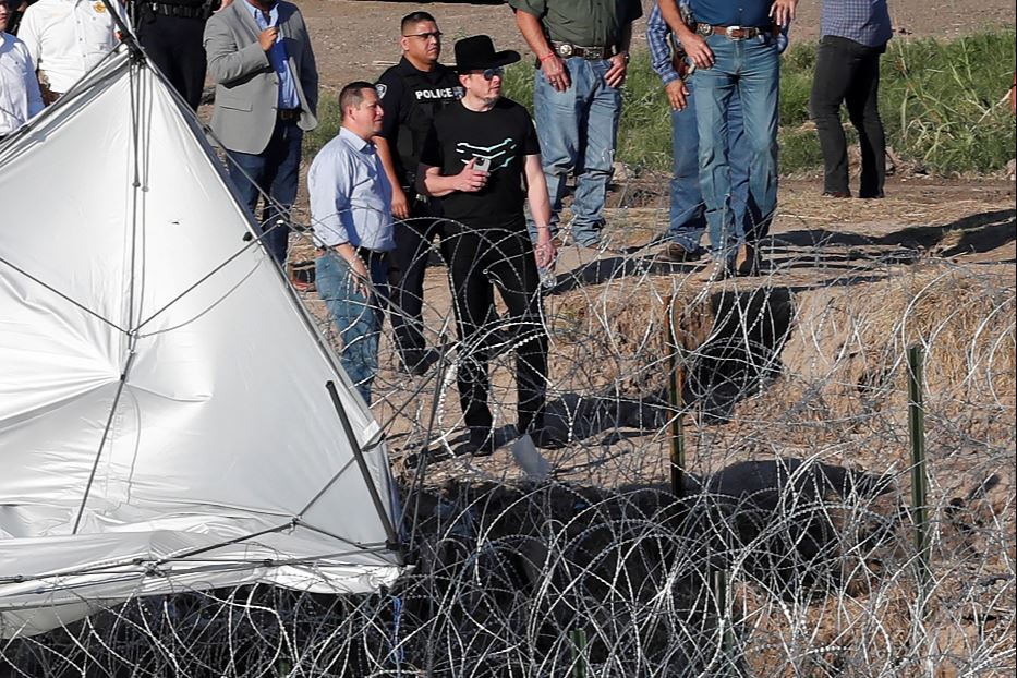 Elon Musk con sombrero de vaquero en la frontera de Eagle Pass en Texas