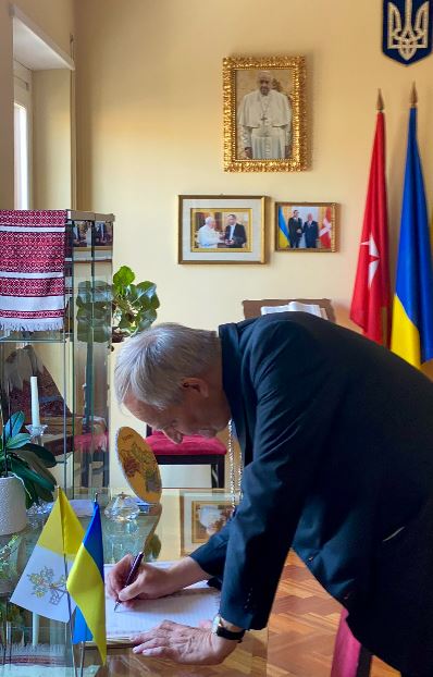 Il cardinale Matteo Zuppi durante la visita all'ambasciata ucraina presso la Santa Sede