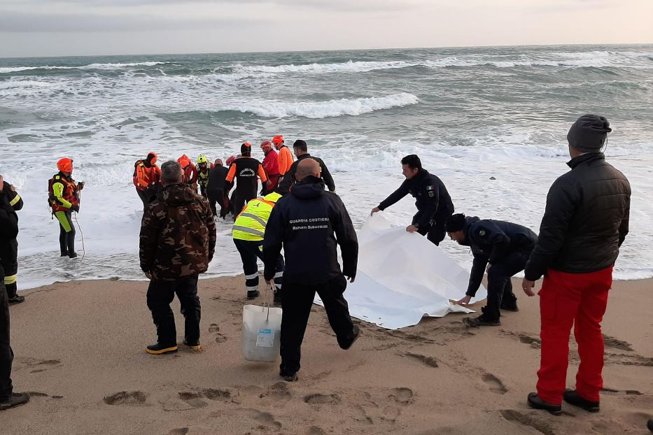 I soccorsi sulla spiaggia di Cutro dopo il naufragio