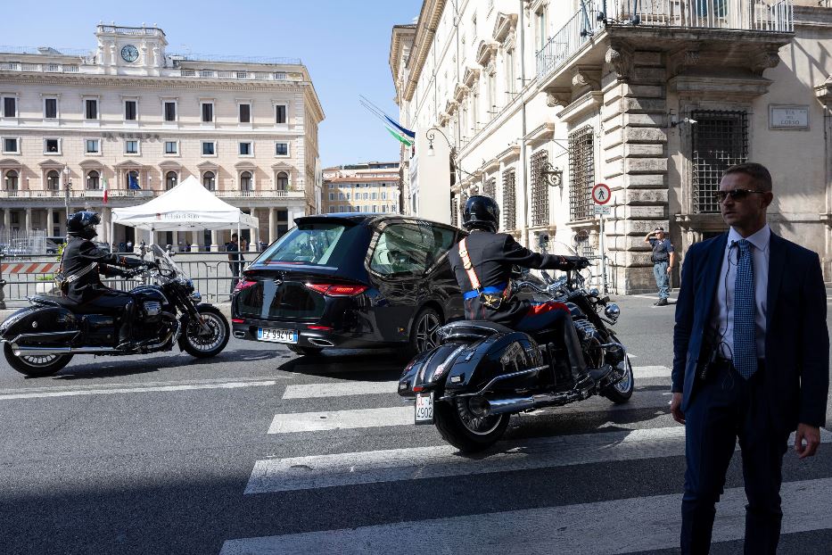 L'arrivo del corteo funebre a Montecitorio