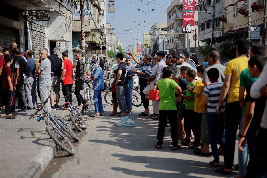 In fila per il pane a Khan Younis nel sud della Striscia di Gaza: l'area dovrebbe accogliere un milione di sfollati dal nord