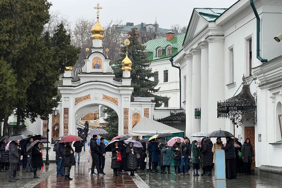 I fedeli a Pechersk-Lavra, il “Monastero delle grotte” di Kiev