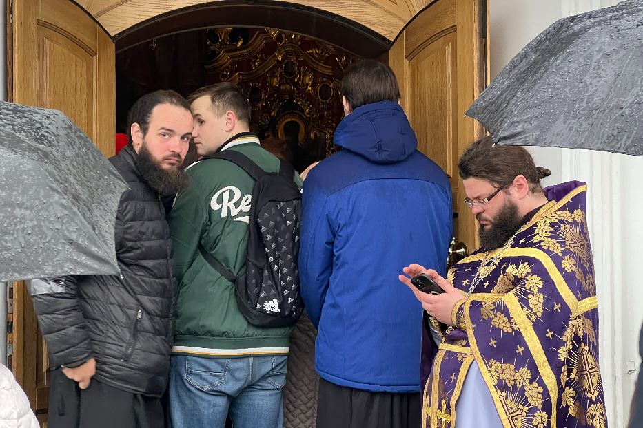 I sacerdoti e i fedeli a Pechersk-Lavra, il “Monastero delle grotte” di Kiev