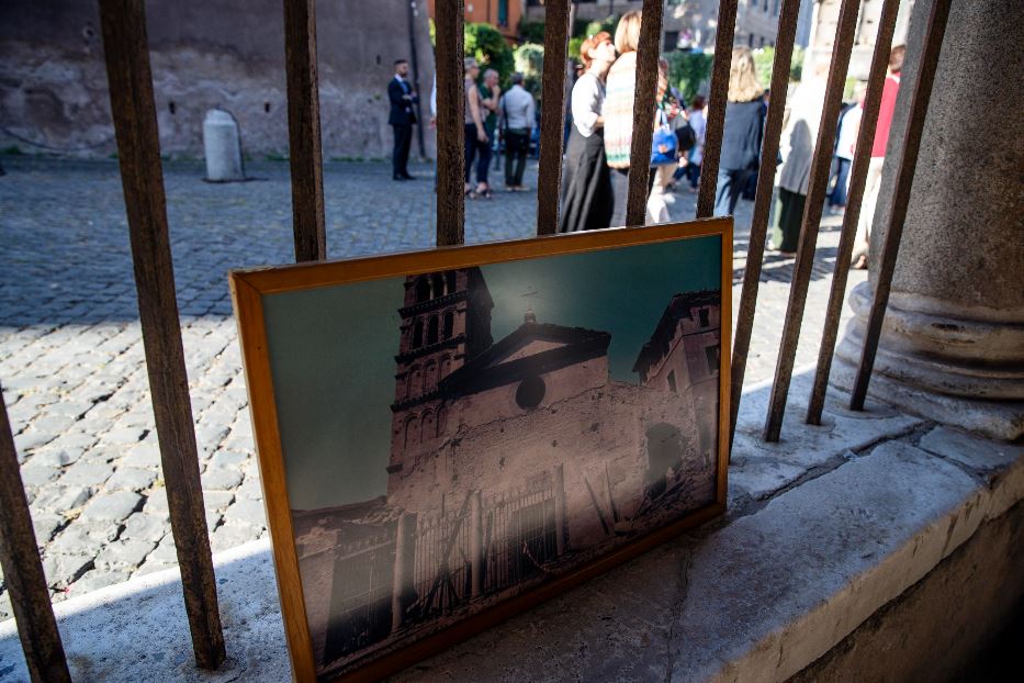 Una foto della chiesa gravemente danneggiata dall'esplosione