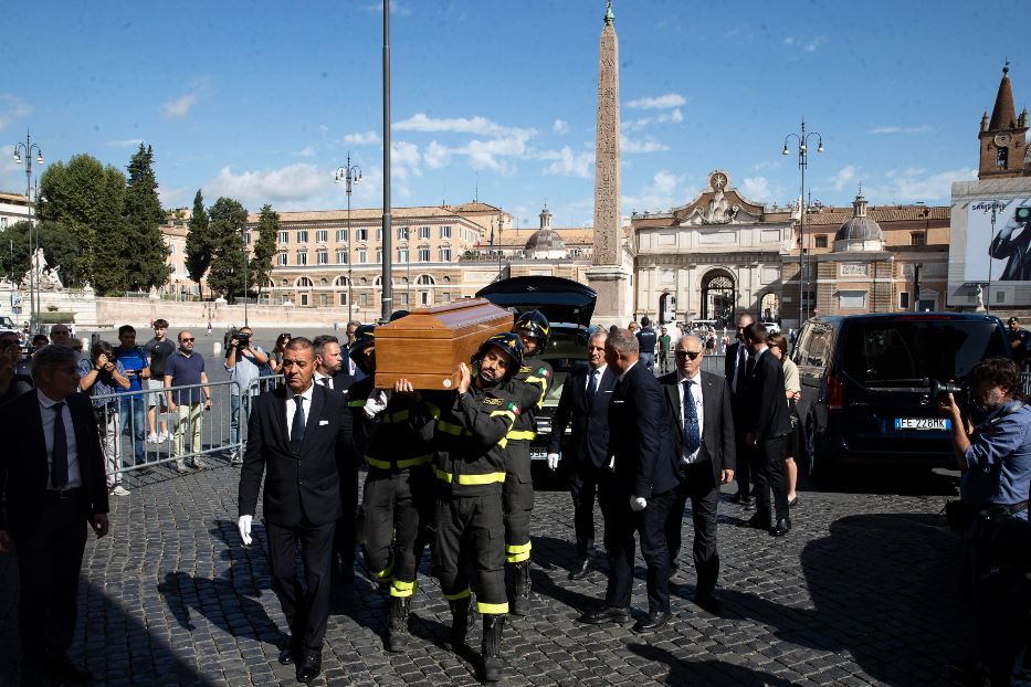 L'ingresso con la bara portata dai Vigili del Fuoco