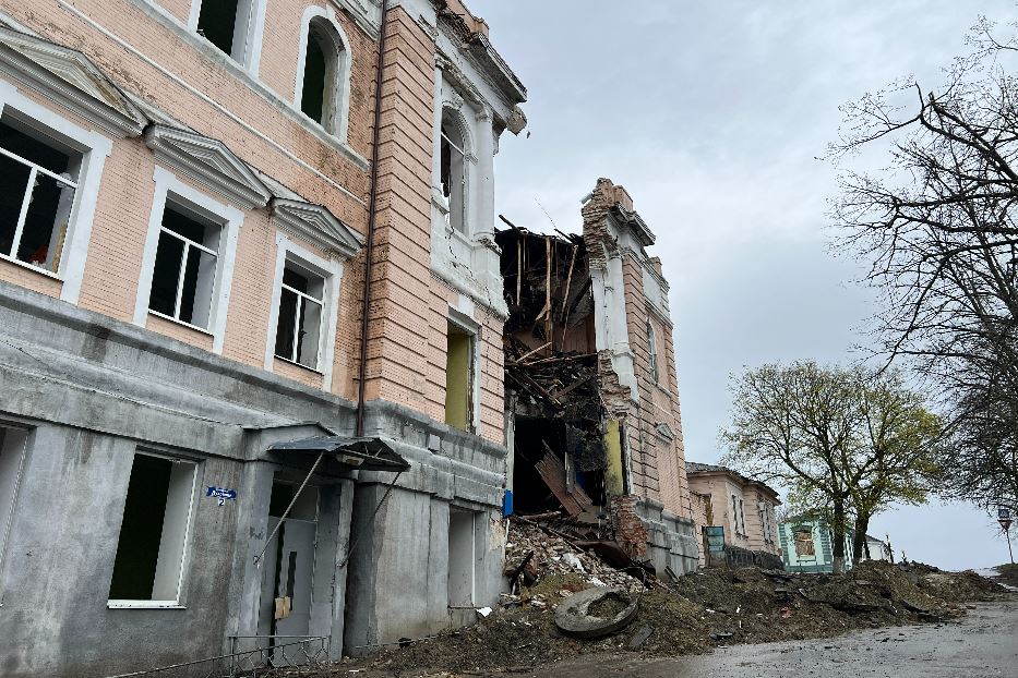 La casa della cultura bombardata dai russi nel cuore di Kupyansk