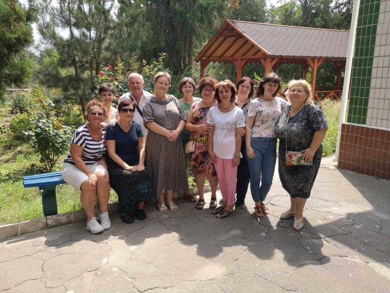 Natalya Kholmatova, la seconda da sinistra, con le sue colleghe di istituto a Kherson