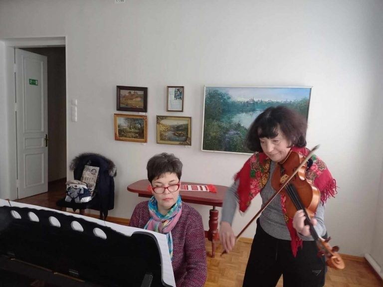 Natalya Kholmatova al pianoforte nella scuola di musica di Kherson