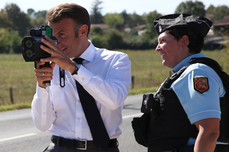 Il presidente Macron sperimenta l'utilizzo di un radar per la rilevazione della velocità delle auto a Villeton, nel sud-ovest della Francia, durante la sua visita nella regione del Lot-et-Garonne