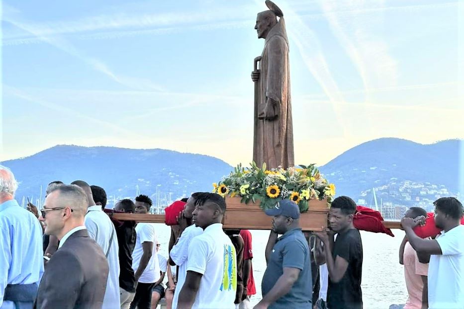 MIgranti in processione come segno di gratitudine per la comunità che li ha accolti