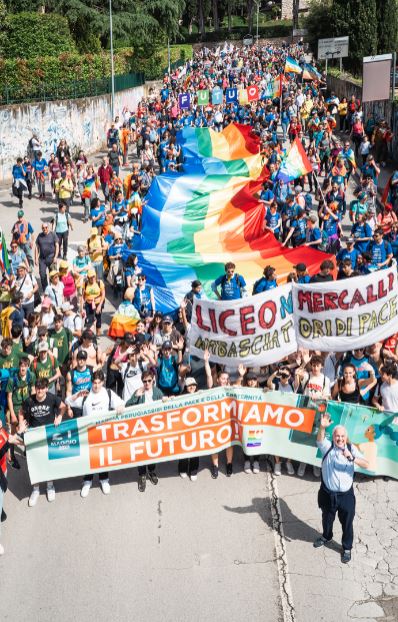 La bandiera arcobaleno lunga 20 metri