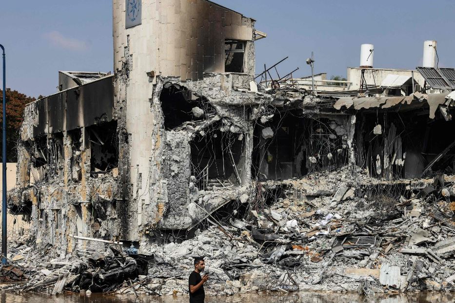 La stazione di polizia di Sderot, nel sud di Israele, dopo la battaglia per cacciare i terroristi palestinesi dall'area