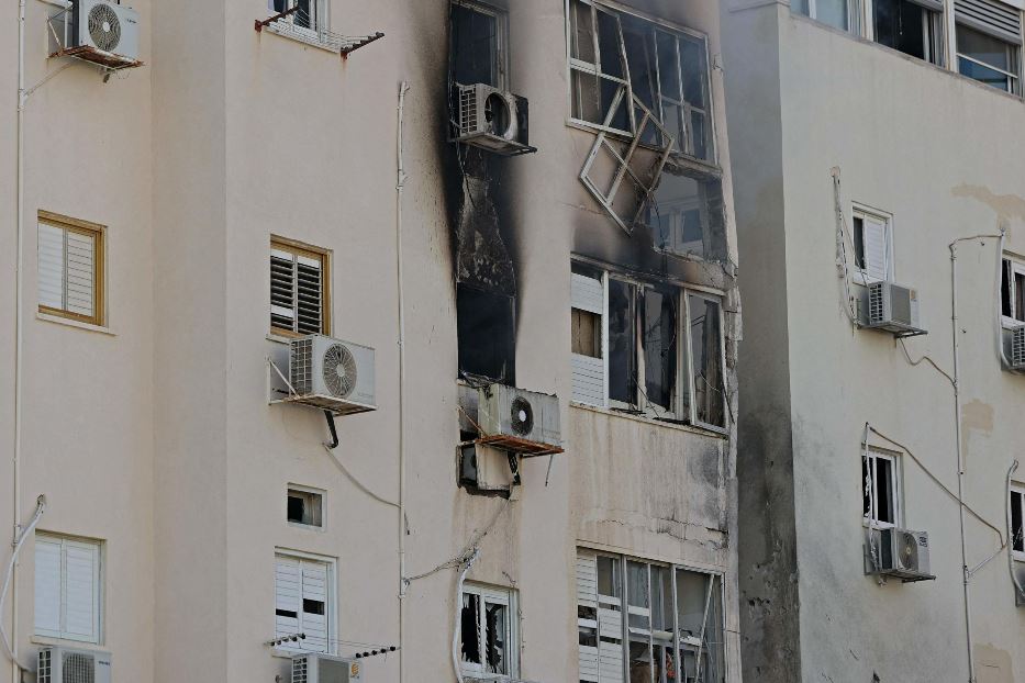 Un edificio colpito da un razzo a Tel Aviv