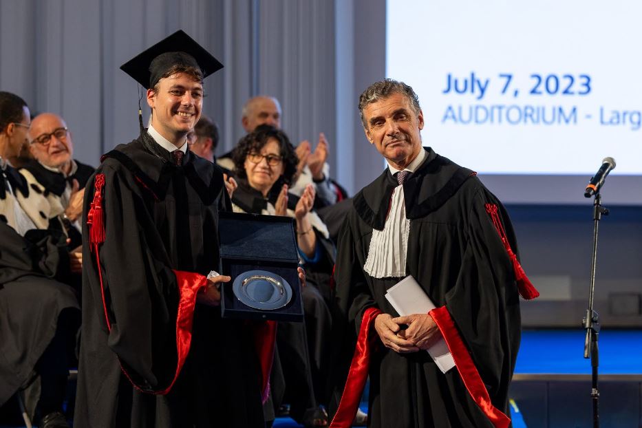 Il neo dottore Auletta premiato con una menzione speciale