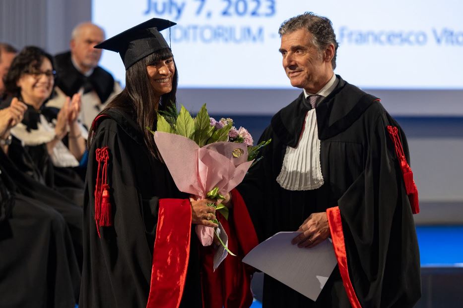 la neo dottoressa Azzaro anch'essa premiata per la sua generosità