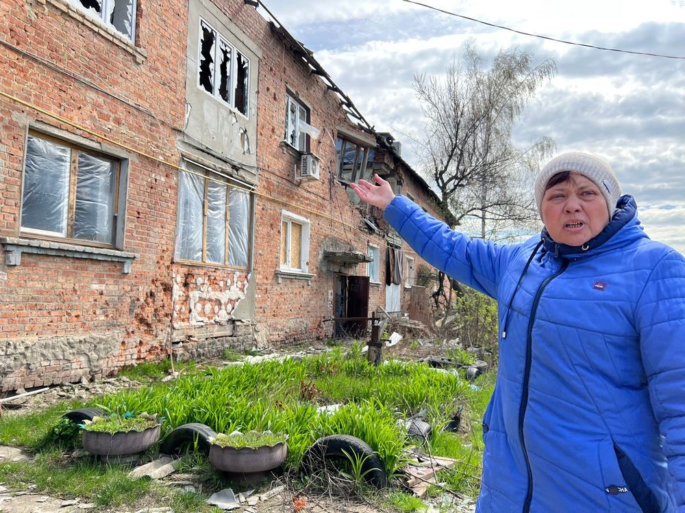 L'insegnante Svetlana Naumenko, 53 anni, davanti alla sua casa distrutta nel villaggio di Ruski Tyshky
