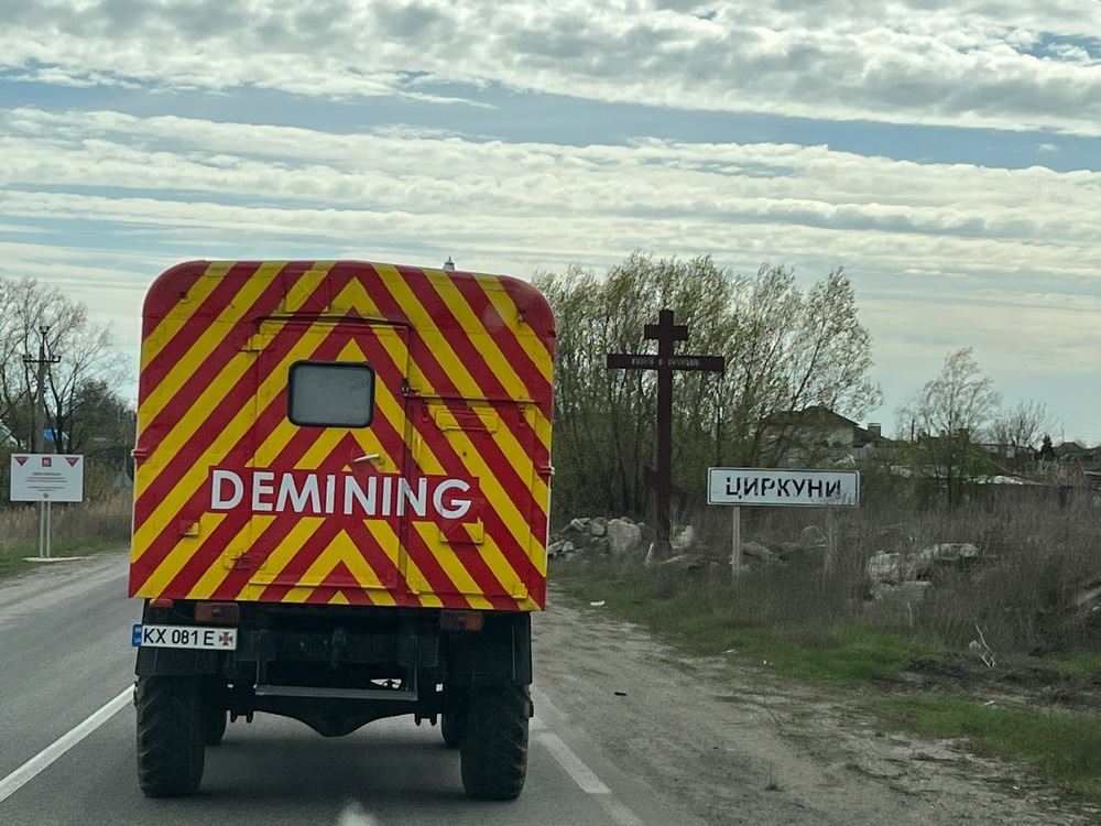 Il camion anti-mine “Demining” del Servizio nazionale d’emergenza fra i villaggi di Tsyrkuny e Ruski Tyshky