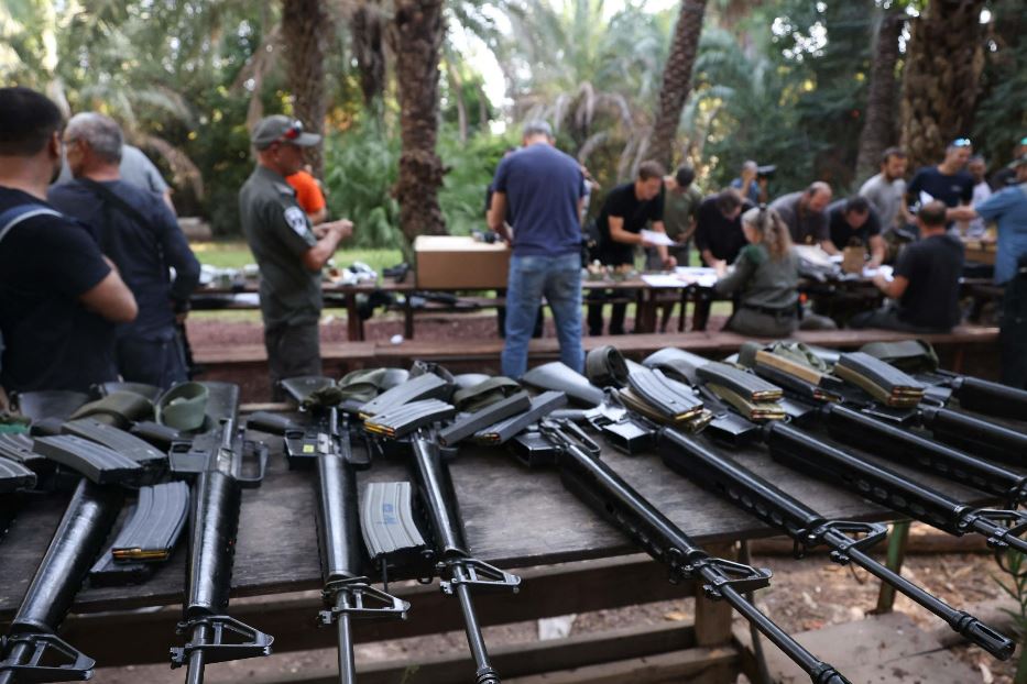 Distribuzione di armi in un kibbutz vicino al confine libanese