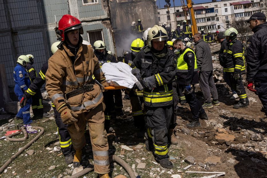 I soccorritori portano via un corpo dalle macerie del condominio colpito da un missile a Uman, nell'Ucraina centrale