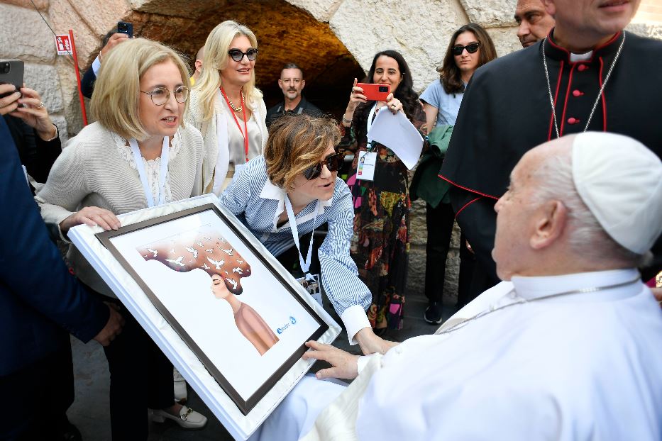 Le tre giornaliste di Avvenire Lucia Capuzzi, Viviana Daloiso e Antonella Mariani consegnano a papa Francesco il quadro con l'immagine disegnata da Darya per la campagna #donneperlapace, 18 maggio 2024