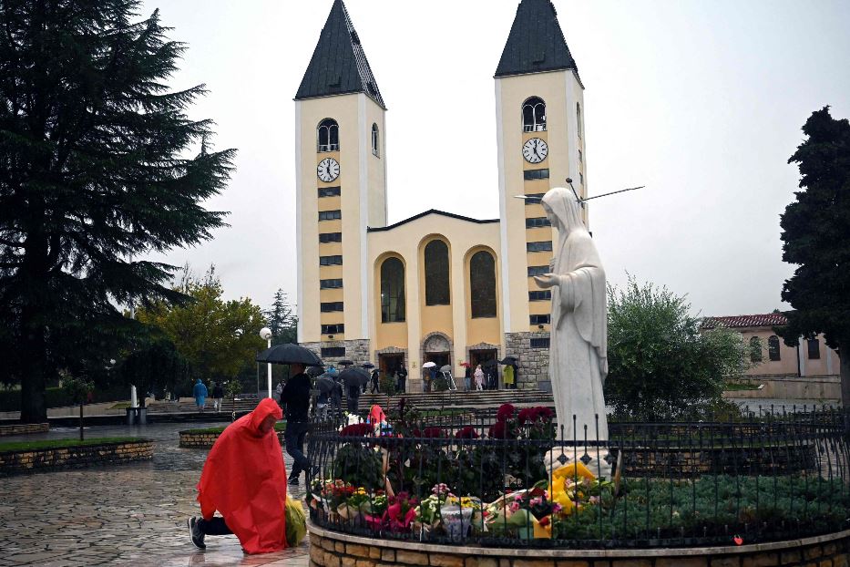 La chiesa di San Giacomo con la statua della Vergine