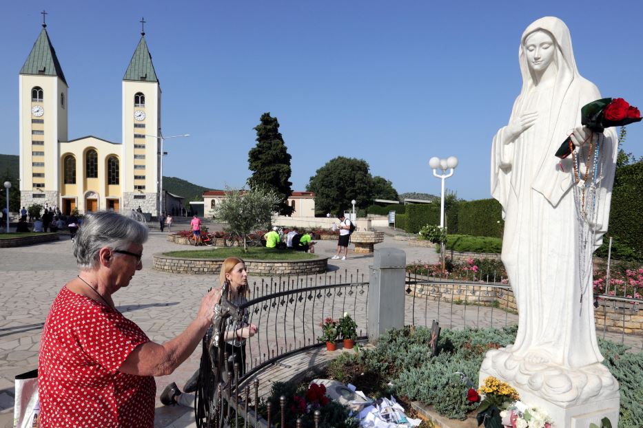 Davanti alla statua della Madonna