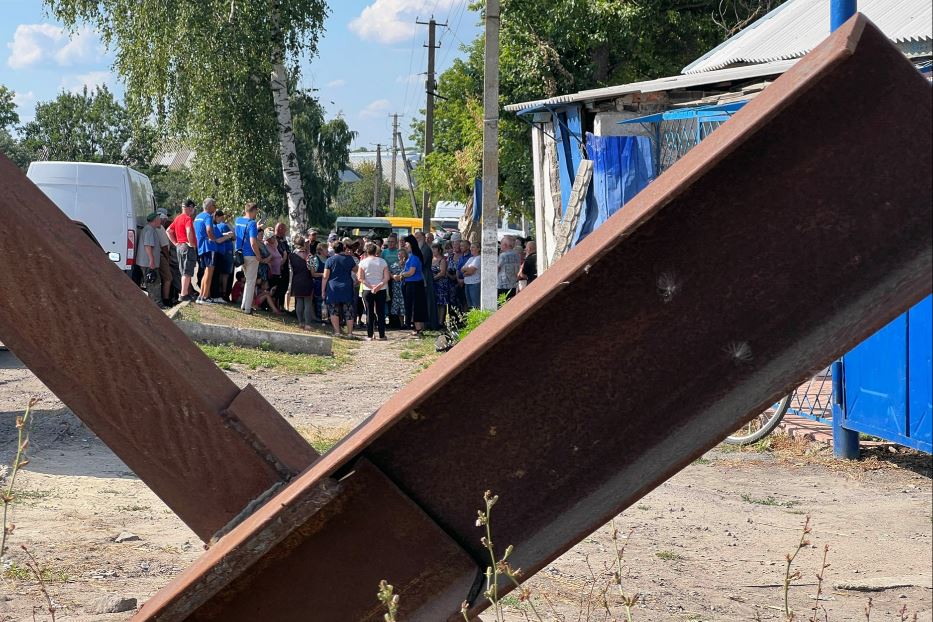 L'arrivo degli aiuti umanitari nel villaggio di Shestakove lungo la frontiera russa e a ridosso del fronte nella direttrice di Vovchansk