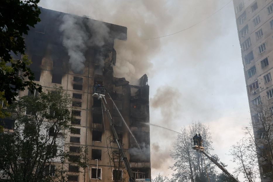 Un condominio bombardato dai missili russi nella città di Kharkiv