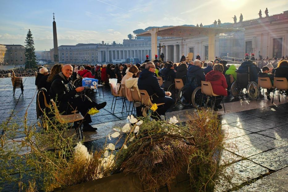 La cassa di munizioni russe trasformata in fioriera consegnata al Papa dal gruppo 'Frontiere di pace'