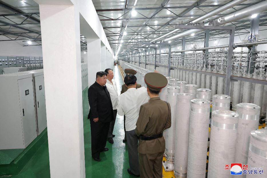 Kim ispeziona le centrifughe per l’arricchimento dell'uranio